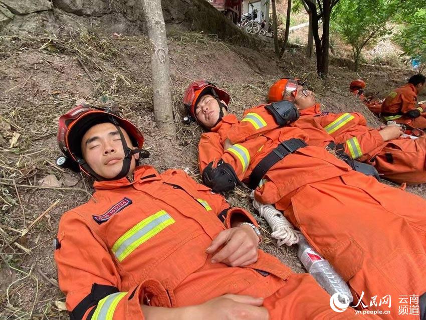 一夜沒有休息的雲南省森林消防總隊大理支隊指戰員們躺在空曠處補覺。贏光萬攝