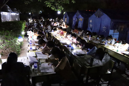 高三學子安置點挑燈備戰高考5月22日晚，在雲南漾濞一中的安置點，高三學生正在室外挑燈夜戰，備戰高考。【詳細】 