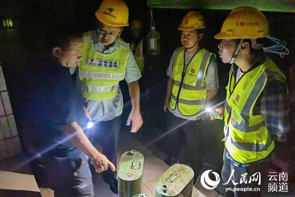 雲南電信工作人員正在進行通信保障。雲南電信供圖