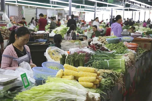 大理州彌渡縣文筆農貿市場內琳琅滿目的各類時蔬。向曉英攝