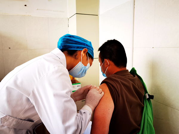 医务人员正在当地群众接种疫苗。景东县融媒体中心供图