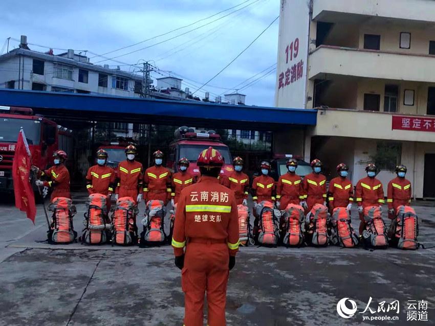 云南双柏发生5.1级地震 消防队员赶赴震中