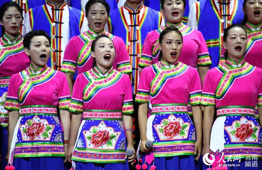 昆明市西山區舉行“咱們工人有力量·最美歌聲獻給黨”慶祝中國共產黨成立100周年暨第三十三屆西山音樂節合唱比賽。人民網 符皓攝
