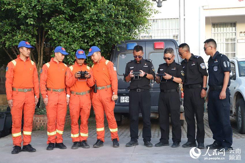 工作人員通過操控無人機對象群進行監測。雲南省森林消防總隊供圖