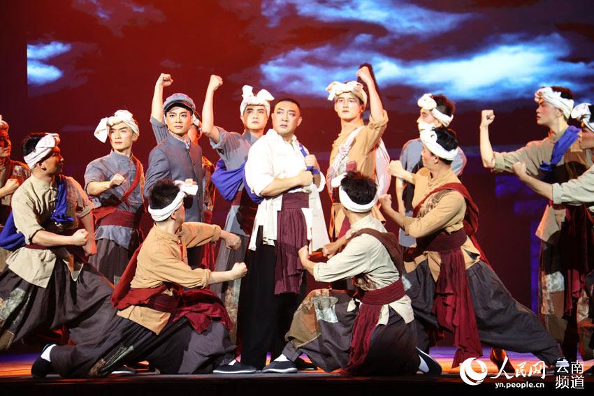 大型紅色花燈劇《王德三》在雲南祥雲首演。人民網 符皓攝