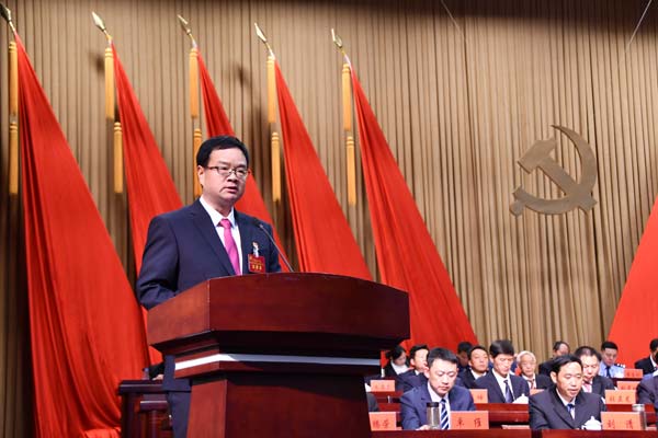 宣威市委书记朱开荣作报告.