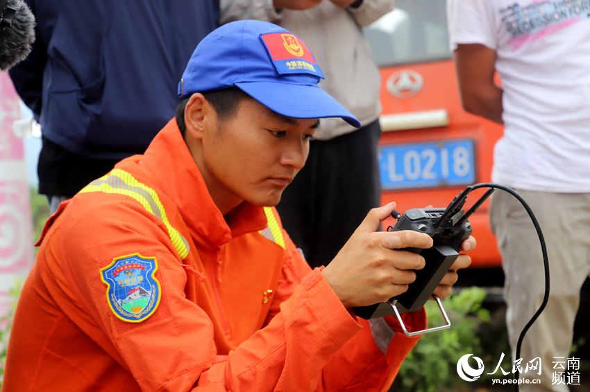 工作人員正用無人機對象群進行監測。雲南省森林消防總隊供圖