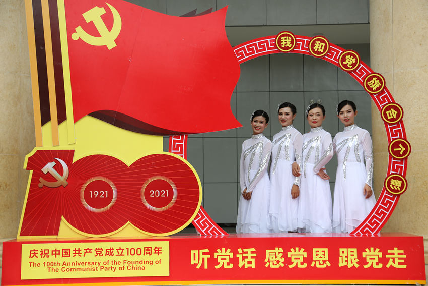 “我和黨旗合個影”活動現場。景東縣融媒體中心供圖