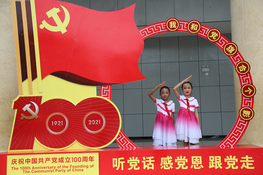 “我和黨旗合個影”活動現場。景東縣融媒體中心供圖