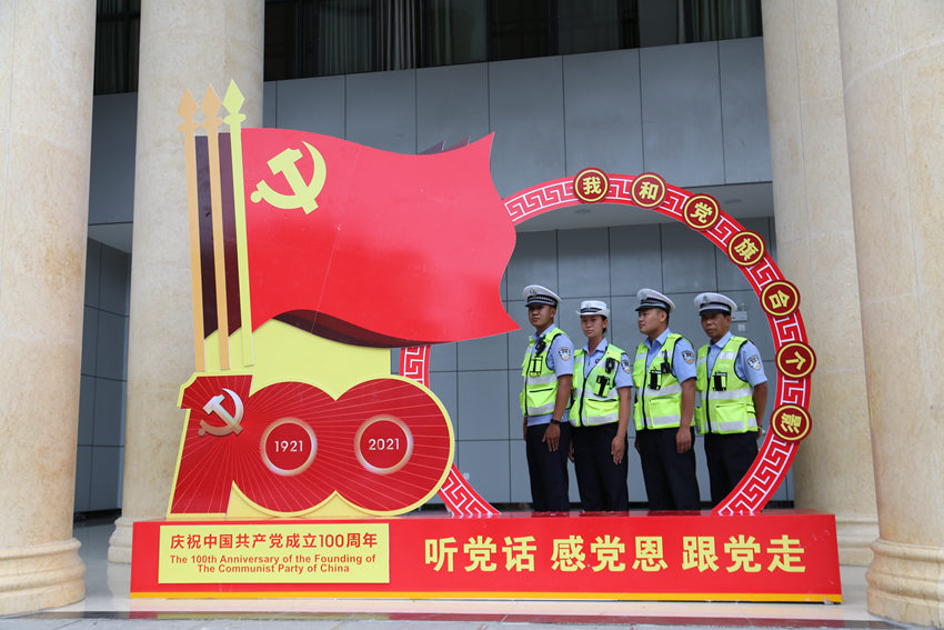 “我和黨旗合個影”活動現場。景東縣融媒體中心供圖