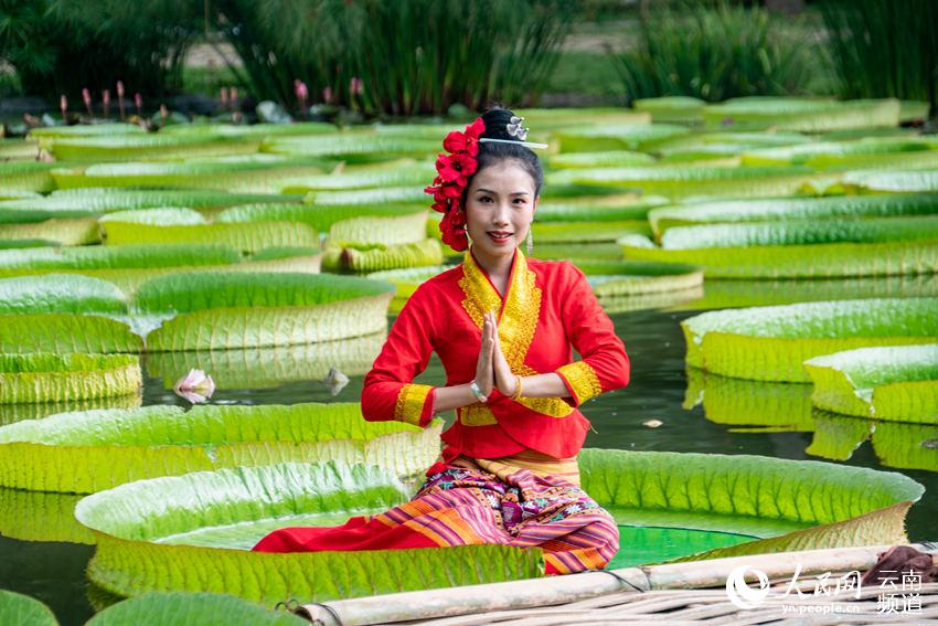 來西雙版納熱帶植物園，和傣家姑娘一道體驗“一葉當舟”。筱嬌嬌攝