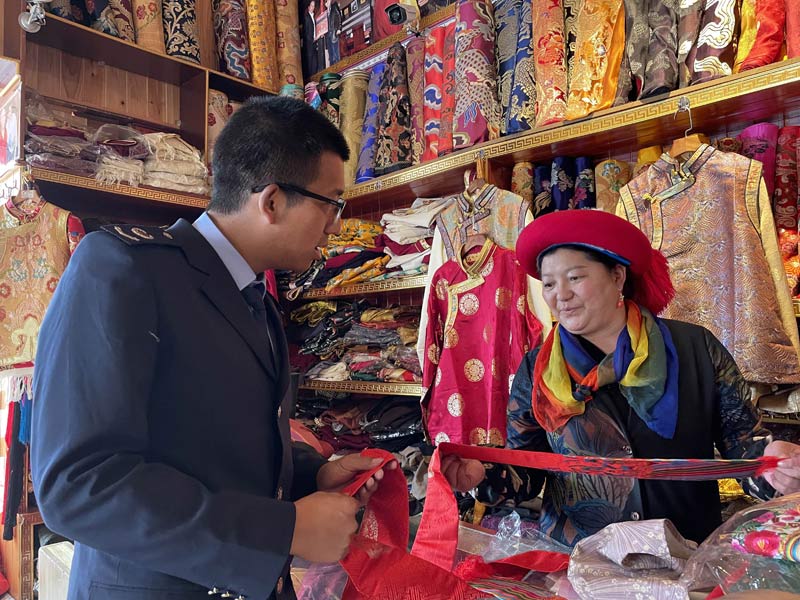 迪慶州稅務局走訪非遺企業，了解民族服飾銷售情況。和麗娟攝