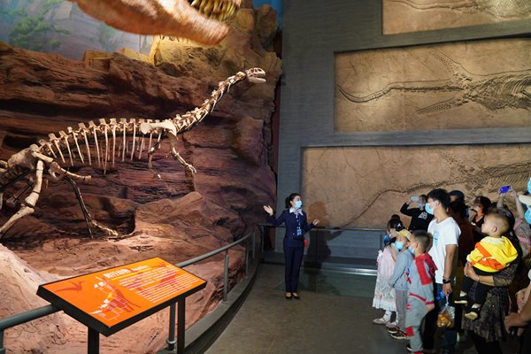 游客參觀澄江化石地世界自然博物館。龍思曲攝