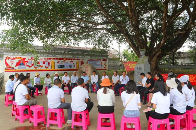 蒲川鄉黨員干部到楊善洲勐福教學點開展體驗學習。
