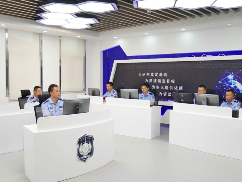 大数据专班民警开展涉疫数据研判。