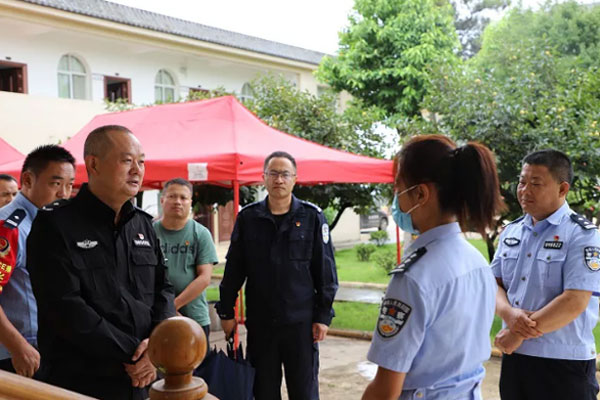 云南省保山市人民政府党组成员,市公安局党委书记赵南方到施甸县公安