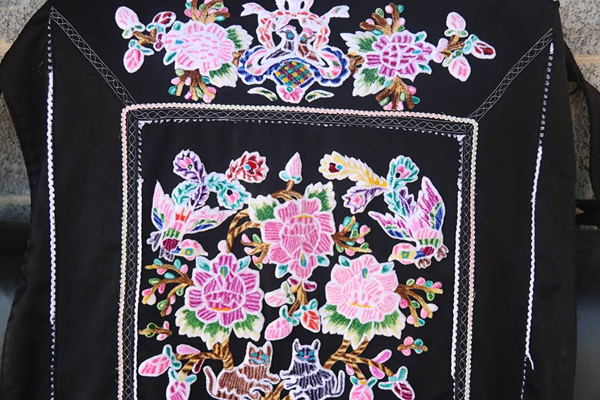阿岗镇农村妇女巧手绣出来的精美产品。