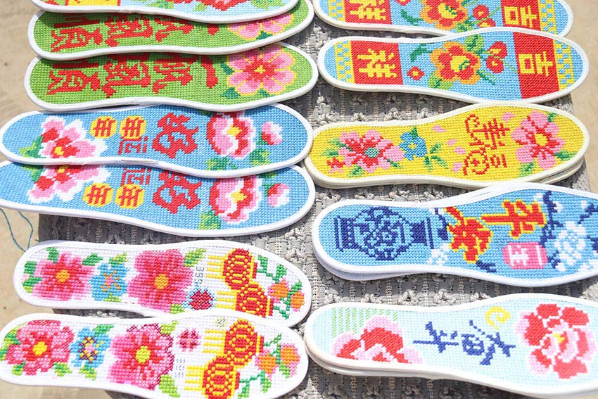 阿崗鎮農村婦女巧手繡出來的精美產品。