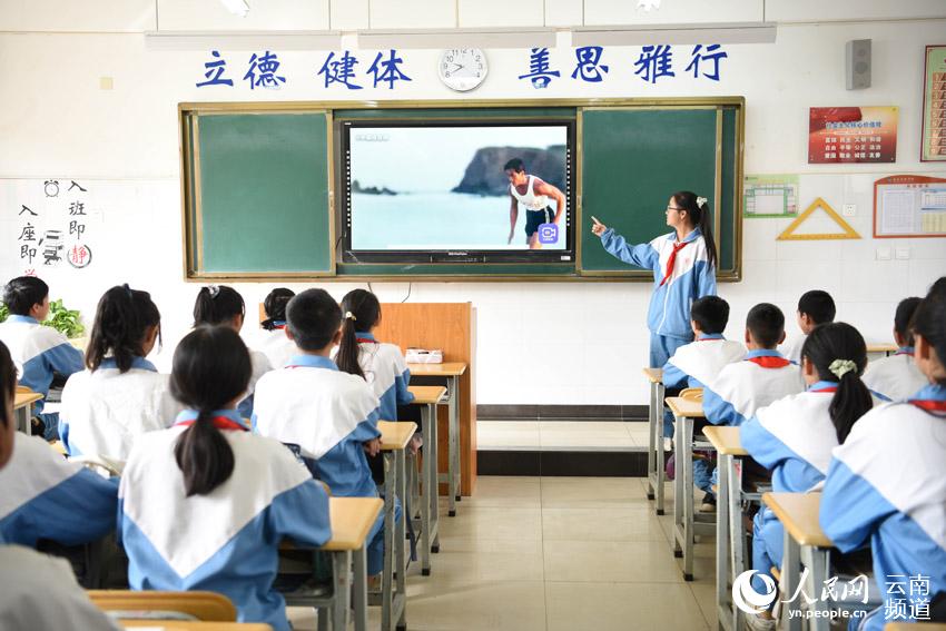 8��30�գ������йٶ�����վʵ��ѧУ���в����࿪չ���뵳���� ǿ�����ҡ��������������� 