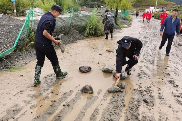 云南洱源：帐篷警务室为受灾群众撑起平安和希望(图1)