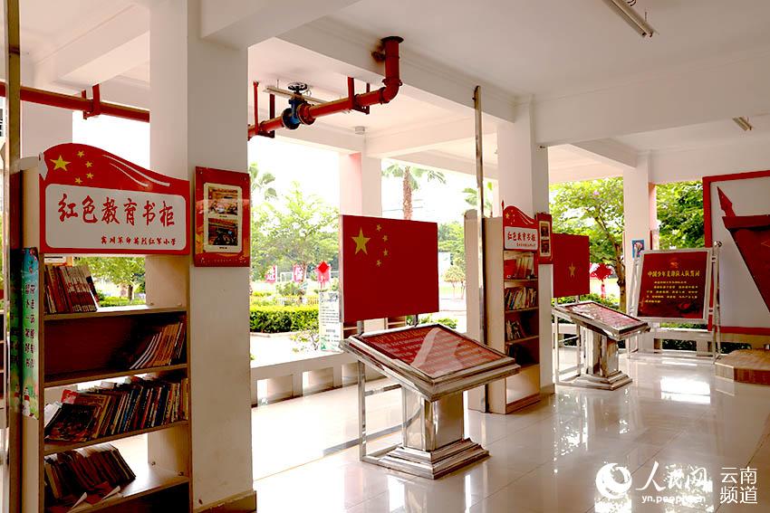 賓川革命英烈紅軍小學裡的紅色書櫃。人民網 符皓攝