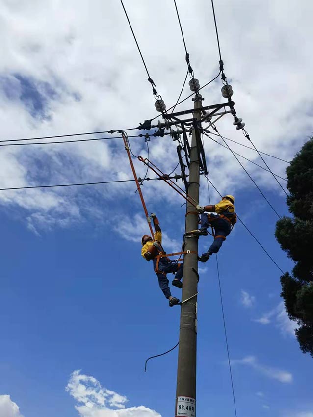 帶電作業，減少停電時間。陳小果攝