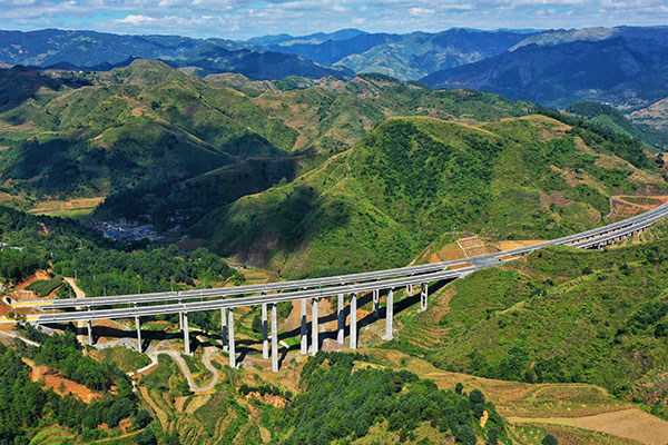 云南杨柳（滇黔界）至宣威高速公路建成通车。周星亮摄