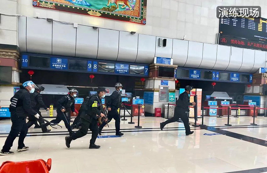 9月27日，迪慶機場公安開展處置暴恐襲擊聯合演練。迪慶機場公安供圖