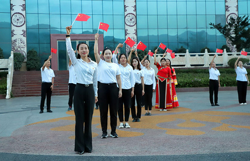 这群青年用“快闪”向祖国表白。镇沅县融媒体中心供图