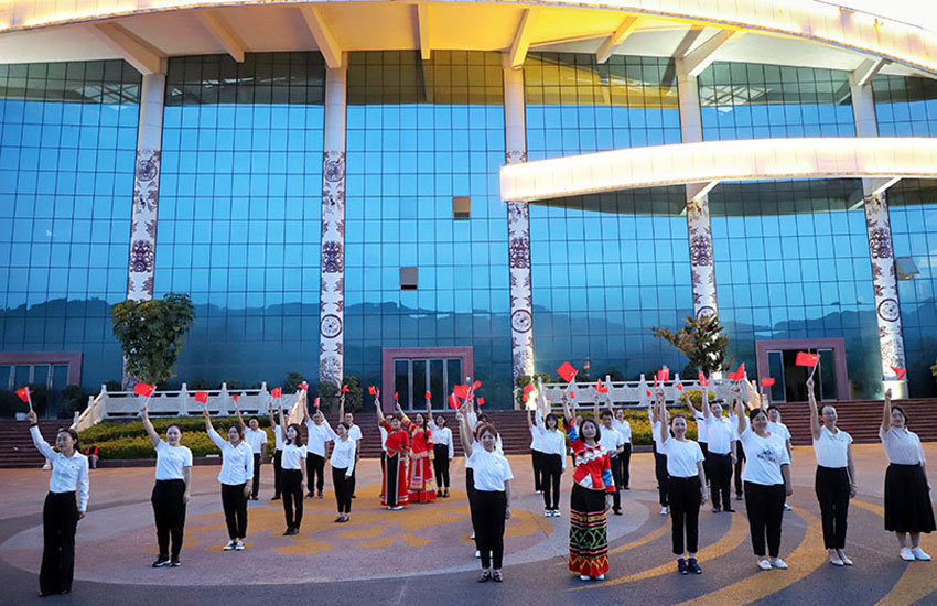 这群青年用“快闪”向祖国表白。镇沅县融媒体中心供图