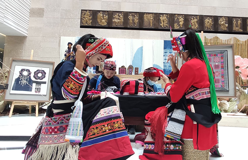 石林彝族撒尼刺绣参与昆明城市非物质文化遗产展示。
