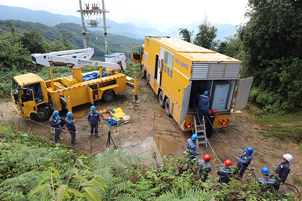 普洱镇沅首次引入发电车进行保供电。