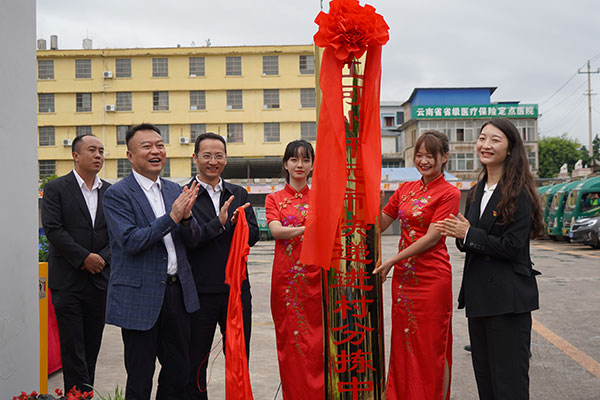 快递进村”分拣中心、开远市邮件处理中心正式揭牌。开远市融媒体中心供图