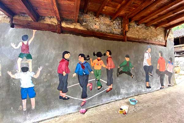 丘北县新安村展示少年儿童文娱活动的文化墙。丘北县融媒体中心供图