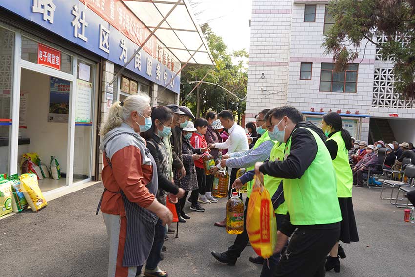 鄭和路社區黨總支組織轄區在職黨員對困難群眾進行慰問。