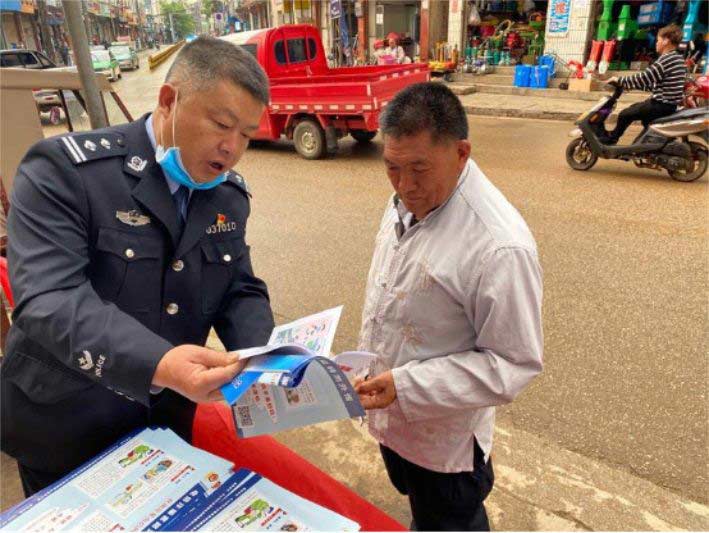 丘北县公安局开展打击跨境赌博犯罪宣传活动。