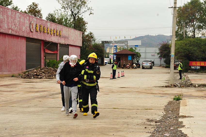 演练救助“被困群众”。刘丹摄
