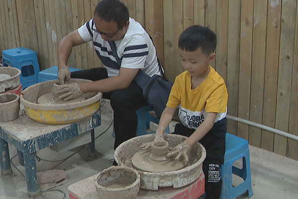 游客在體驗青花瓷制作。史敏攝