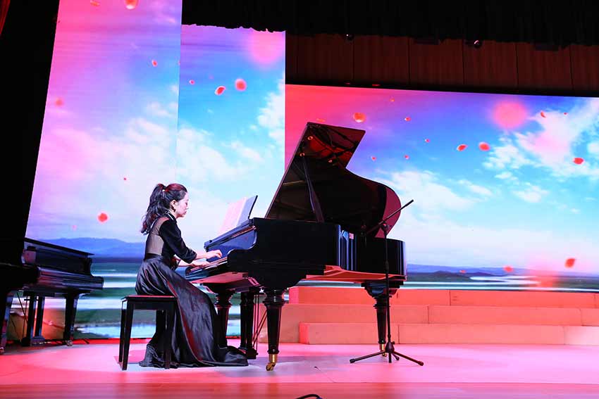 《頌歌獻給黨》——“音樂黨史”主題音樂會在雨花校區志公堂舉辦。雲南民族大學黨委宣傳部供圖