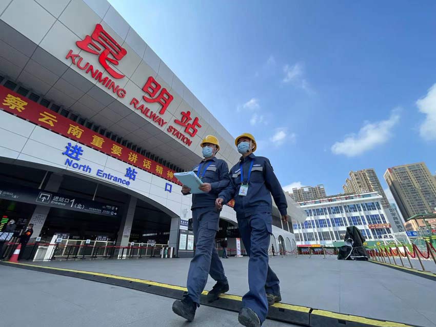 12月3日，南方電網雲南昆明供電局保供電人員在昆明火車站對車站用電設備進行巡視，保障中老鐵路始發站可靠供電。何中陽、字寧宇攝