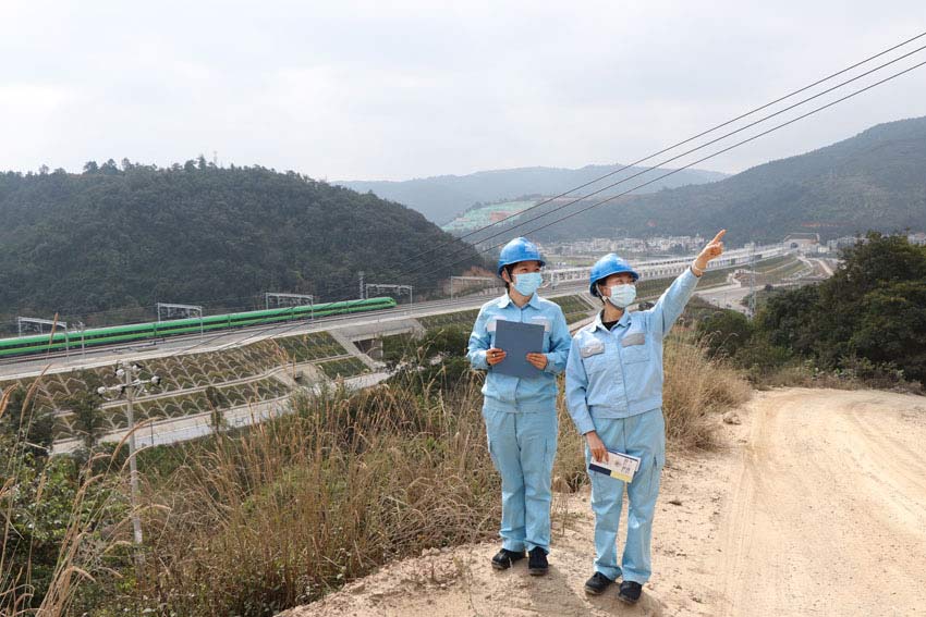 12月2日，南方電網雲南玉溪供電局工作人員對外部供電線路及峨山站站內用電設備進行巡視維護。黃進雄、佘曉林、戴亦岢攝