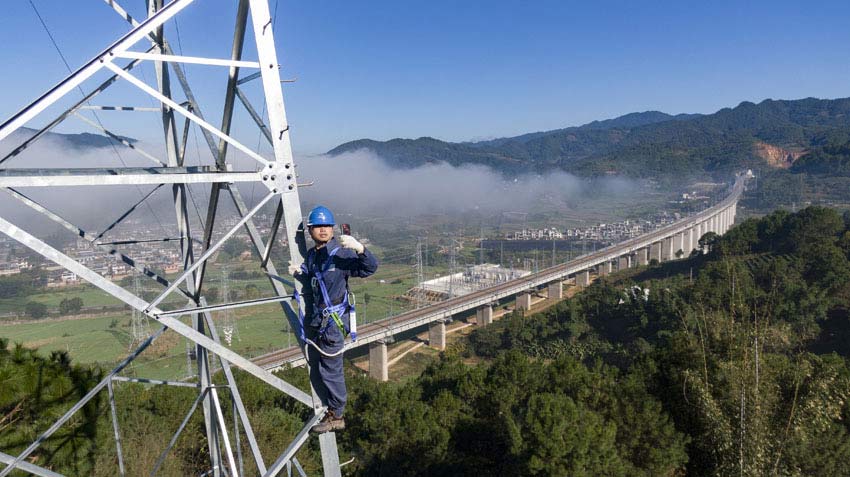 11月28日，南方電網雲南普洱供電局輸電管理所工作人員對佛台山牽II回81號塔及線路通道進行察看。杜輝、王宇攝