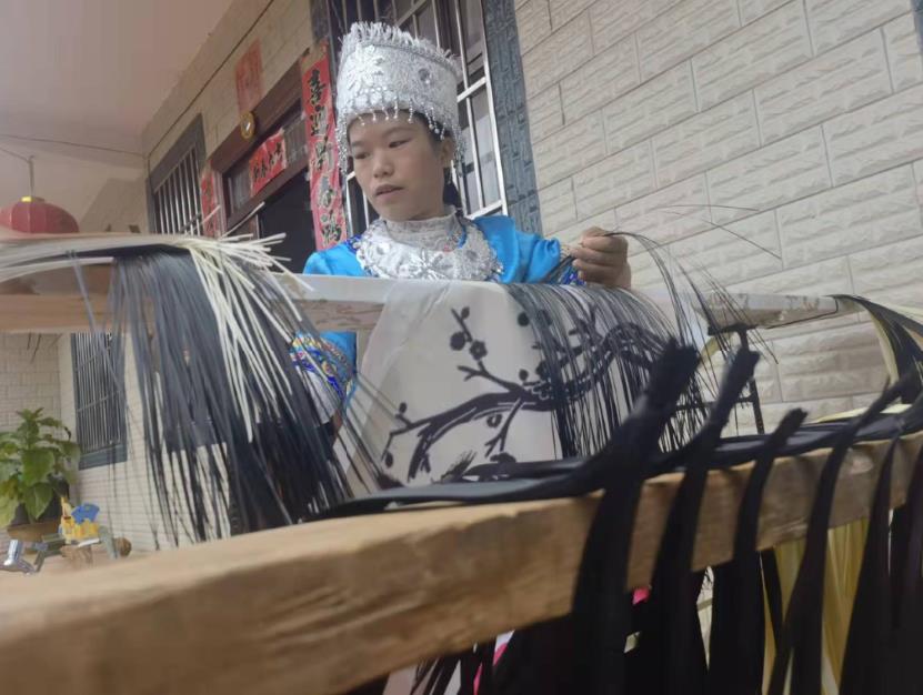 当地群众正在做竹编。
