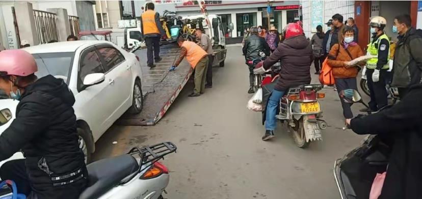 拖移違停車輛。
