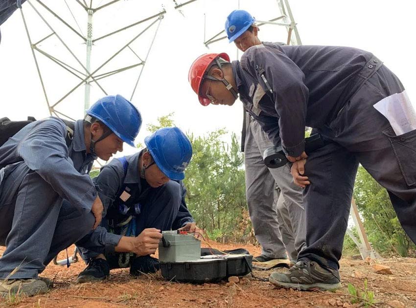 南方電網雲南保山供電局工作人員開展輸電線路參數測量。王華楠攝