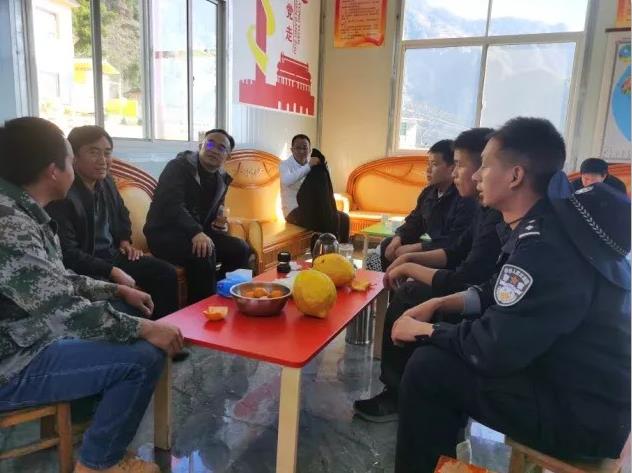 怒江州公安局民警走訪慰問群眾。