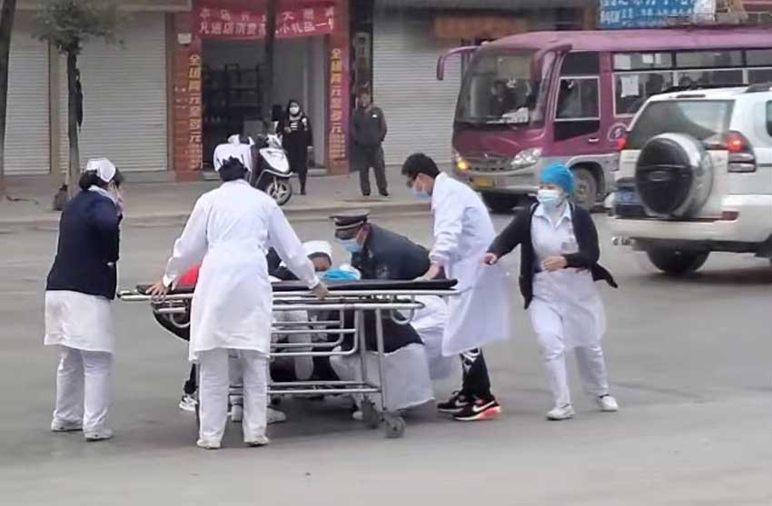两名护士及急诊科人员紧急抢救晕倒路中行人。墨江县中医医院供图