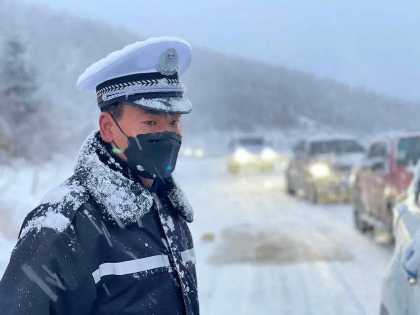 堅守在德欽縣白馬雪山的交警。