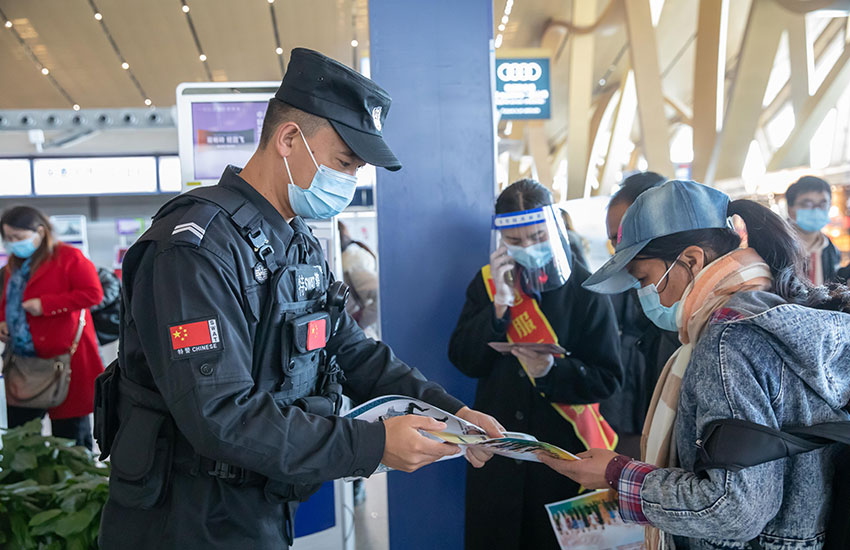 民警向旅客发放宣传资料。云南机场公安供图