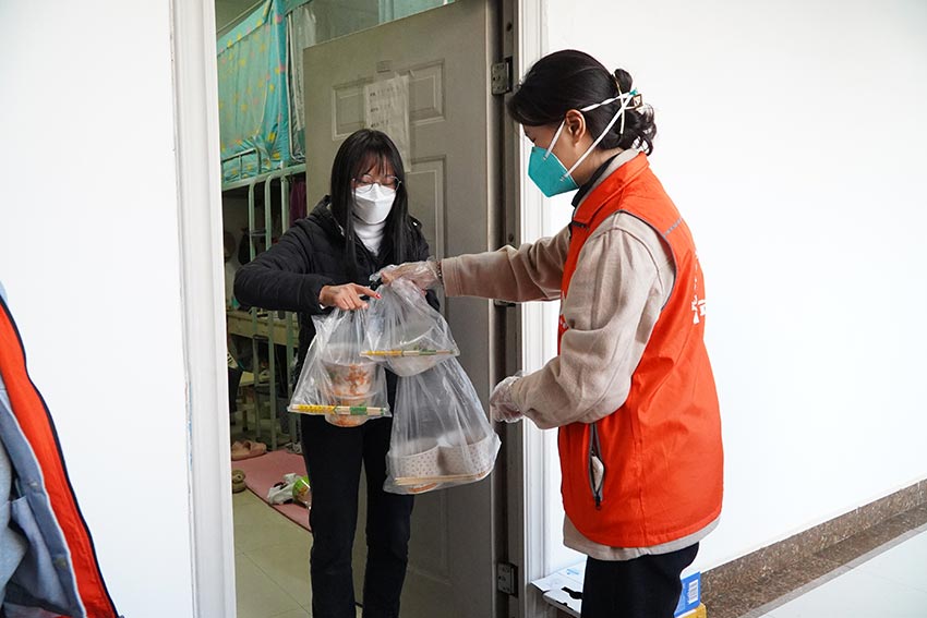 专人负责居民生活必需物资配送。安宁市应对新冠肺炎疫情防控工作指挥部供图